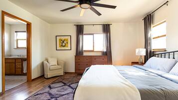 4 habitaciones, escritorio y tabla de planchar con plancha