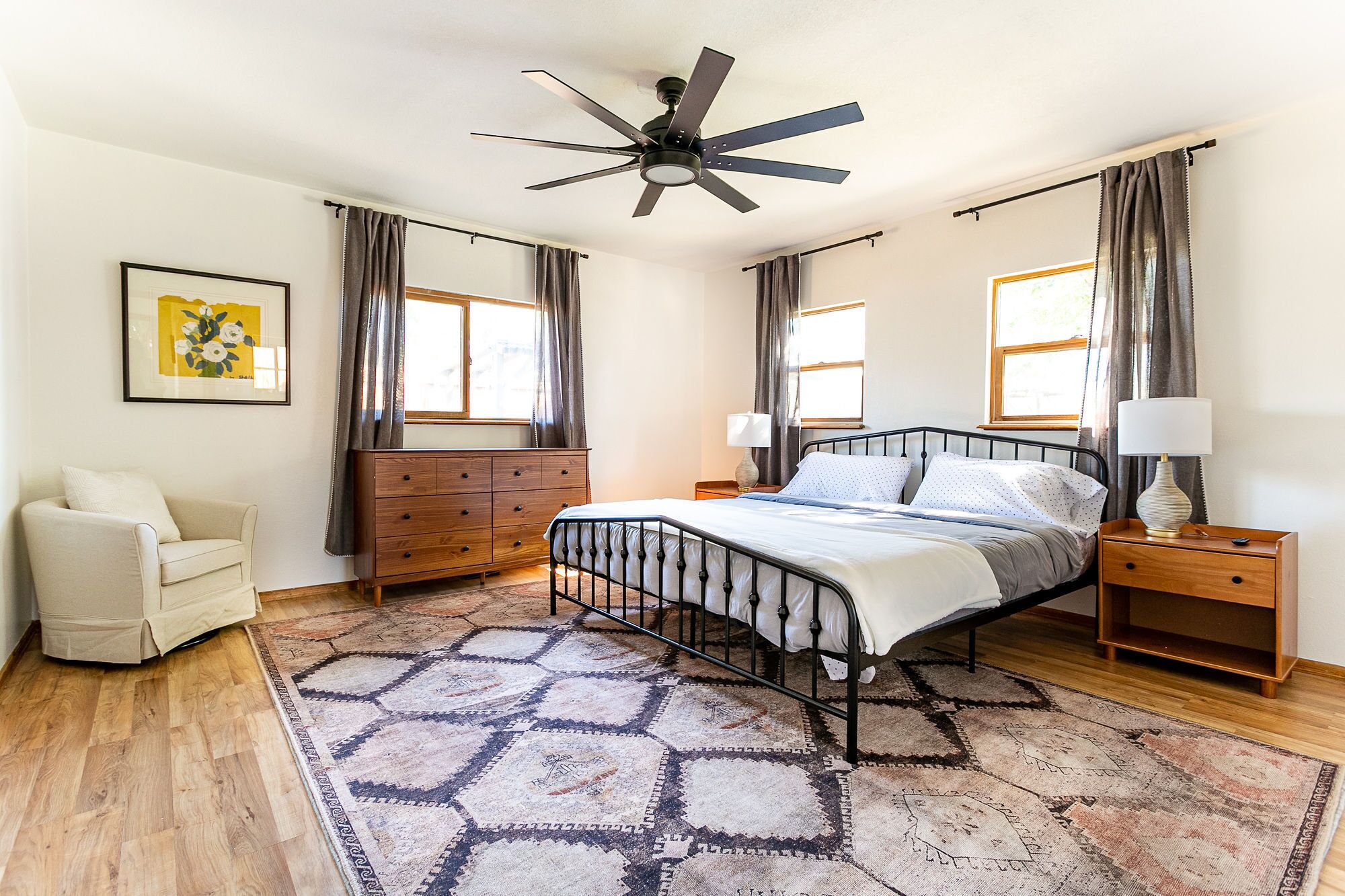 4 bedrooms, desk, iron/ironing board, travel crib