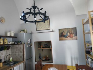 Geladeira, micro-ondas, cooktop, lava-louças