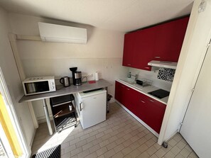 Fridge, microwave, cookware/dishes/utensils - AGREABLE APPARTEMENT AVEC PARKING DANS UNE RESIDENCE ARBOREE TRES CALME (LE CAP D AGDE)