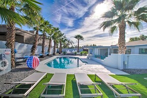 A heated pool - Massive Yard with Heated Pool, Modern Private Home (Phoenix)