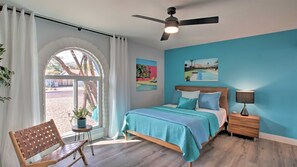 3 bedrooms, iron/ironing board, travel cot, free WiFi - Massive Yard with Heated Pool, Modern Private Home (Phoenix)