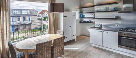 Fridge, oven, stovetop, coffee/tea maker