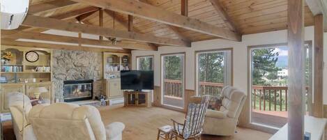 スマートテレビ、暖炉、卓球台