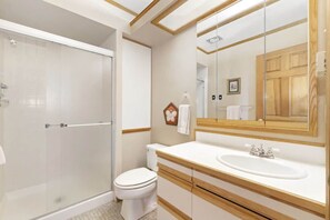 Combined shower/bathtub, hair dryer, towels