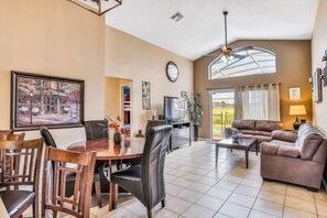 Fernseher, Videospiele, DVD-Player, Tischfußball