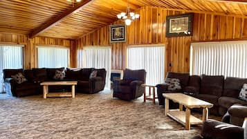 Een smart-tv, een open haard en een dvd-speler