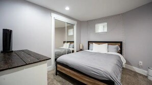 A bedroom with a bed, bedside table, and a mirror. - Beautiful Downtown Tacoma Home Unit 2 (Tacoma)