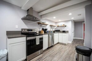 Fridge, microwave, oven, stovetop - Beautiful Downtown Tacoma Home Unit 2 (Tacoma)