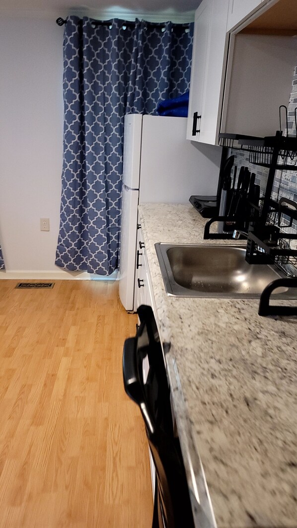 Køleskab, mikrobølgeovn, kaffe-/temaskine, brødrister