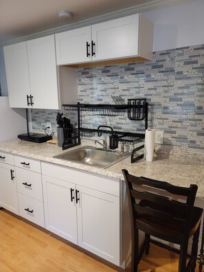 Køleskab, mikrobølgeovn, kaffe-/temaskine, brødrister