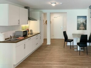 Micro-ondes, lave-vaisselle, grille-pain, chaise haute