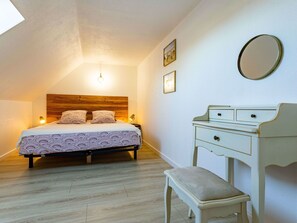 2 bedrooms, travel crib, free WiFi, bed sheets