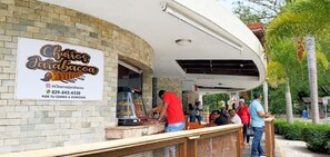 Outdoor dining - Modern & Homey Condo-Close to Centre+Fee parking (Jarabacoa)