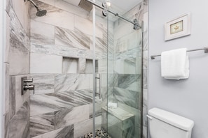 Ensemble baignoire-douche, séchoir à cheveux, serviettes fournies