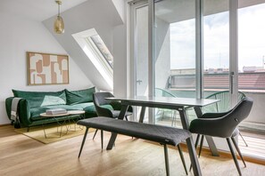 TV, stereo - Lovely Mariahilf 1BR w/ Elevator + Terrace, near park, U4, by Blueground (Vienna)