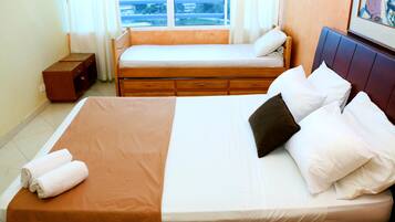 1 habitación, muebles diferentes y tabla de planchar con plancha