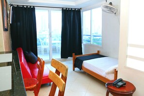 Apartamento básico | Zona de estar | Televisión de pantalla plana de 42 pulgadas con canales por cable