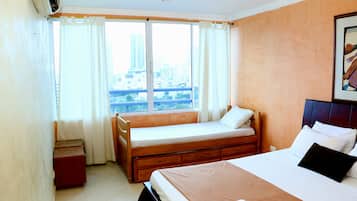 1 habitación, muebles diferentes y tabla de planchar con plancha