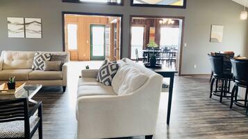 Smart TV, chimenea y libros