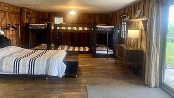 3 habitaciones, escritorio y tabla de planchar con plancha