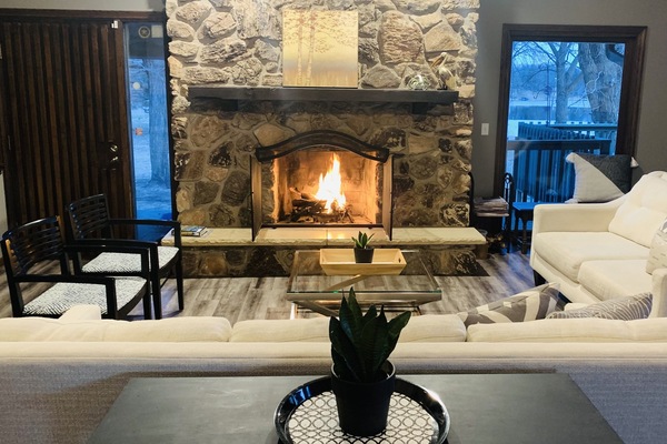 Smart TV, chimenea, libros