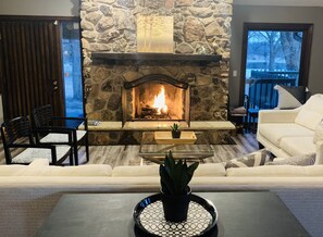 Smart TV, chimenea y libros 