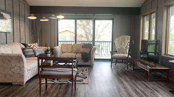 TV connectée, cheminée, livres