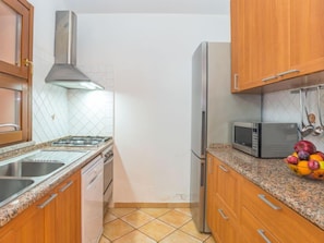 Kühlschrank, Mikrowelle, Ofen, Geschirrspüler