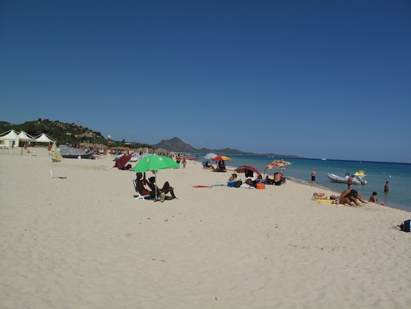 Una spiaggia nelle vicinanze