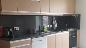 Kaffetrakter/tekoker, kjøleskap, mikrobølgeovn og ovn