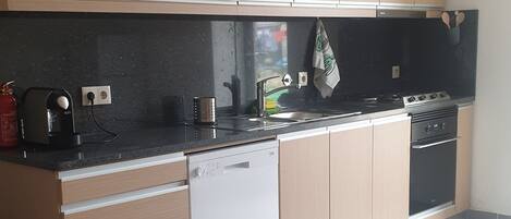 KĂŒhlschrank, Mikrowelle, Ofen, Herdplatte