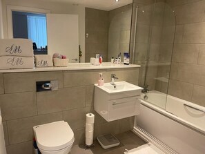 Bañera con ducha, secador de pelo, toallas