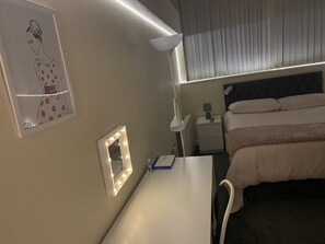 2 bedrooms, desk, iron/ironing board, WiFi