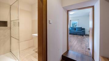 Regadera, secadora de cabello, toallas