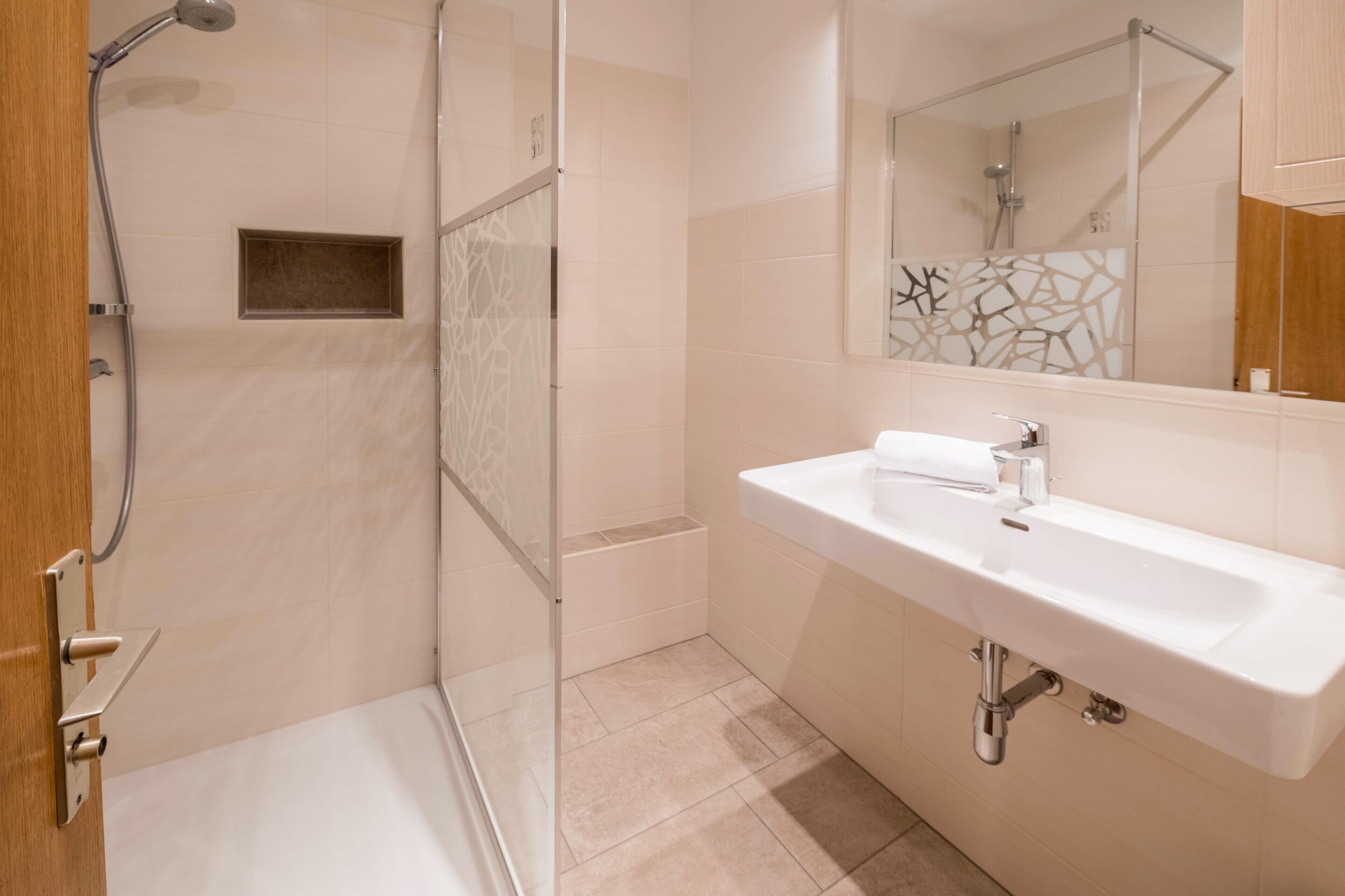 Een douche, een haardroger, handdoeken