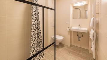 Regadera, secadora de cabello, toallas