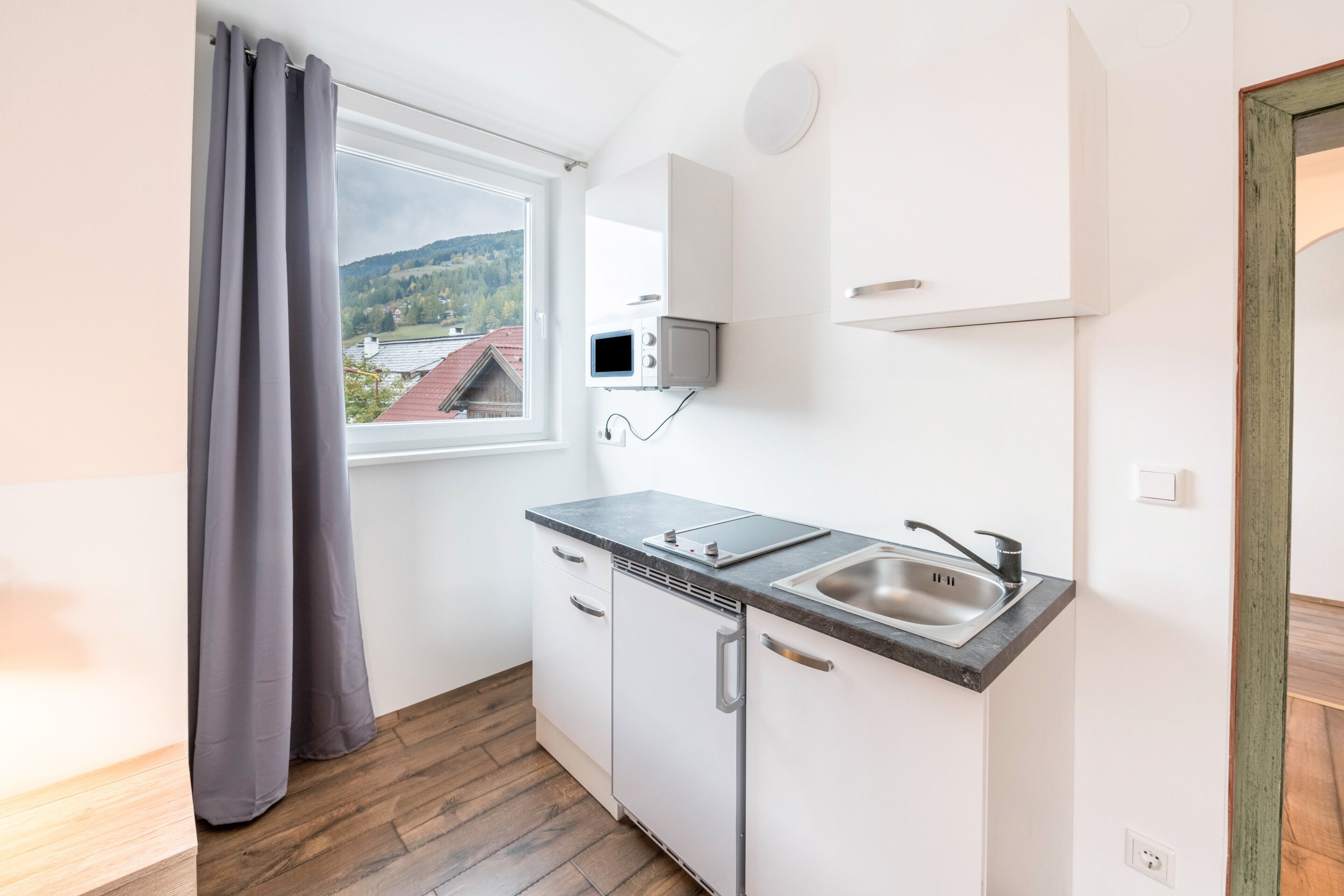 Kühlschrank, Mikrowelle, Herdplatte, Wasserkocher mit Kaffee-/Teezubehör