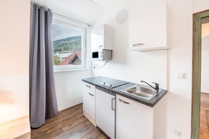 Refrigerador, microondas, parrilla de estufa y cafetera y tetera 