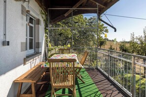 Outdoor dining - Holiday Home "Der Lachenbuckhof" in the Black Forest with Playground, Garden and Terrace (Blumberg)