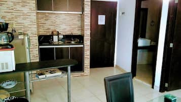 Standard Apartment | Private kitchen | Fridge, microwave, dishwasher, cookware/dishes/utensils