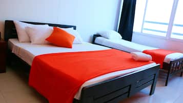 2 habitaciones, muebles diferentes y tabla de planchar con plancha