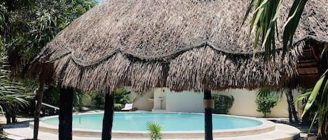 Una piscina al aire libre
