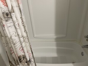 Combined shower/bathtub, hair dryer, towels, soap - Urban Respite minutes from downtown Greenville, SC (Greenville)