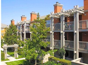 Exterior - Dreamy Santa Clara 2BR w/ Gym, Pool & W/D, walk to Safeway, by Blueground (Santa Clara)