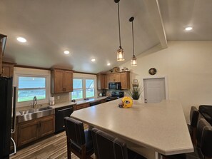 Fridge, microwave, oven, stovetop - Packer themed, renovated 3 bedroom, 2 1/2 bath home- Lambeau Field 16 min walk. (Green Bay)