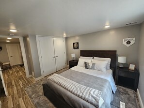 3 bedrooms, desk, iron/ironing board, free WiFi - Packer themed, renovated 3 bedroom, 2 1/2 bath home- Lambeau Field 16 min walk. (Green Bay)