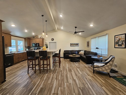 Packer themed, renovated 3 bedroom, 2 1/2 bath home- Lambeau Field 16 min walk.