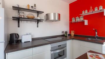 Coffee/tea maker, fridge, microwave, oven