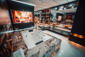 Superior Room, 4 Bedrooms | Bathroom | Soap, shampoo, toilet paper - 1Million Suites (Medellín)